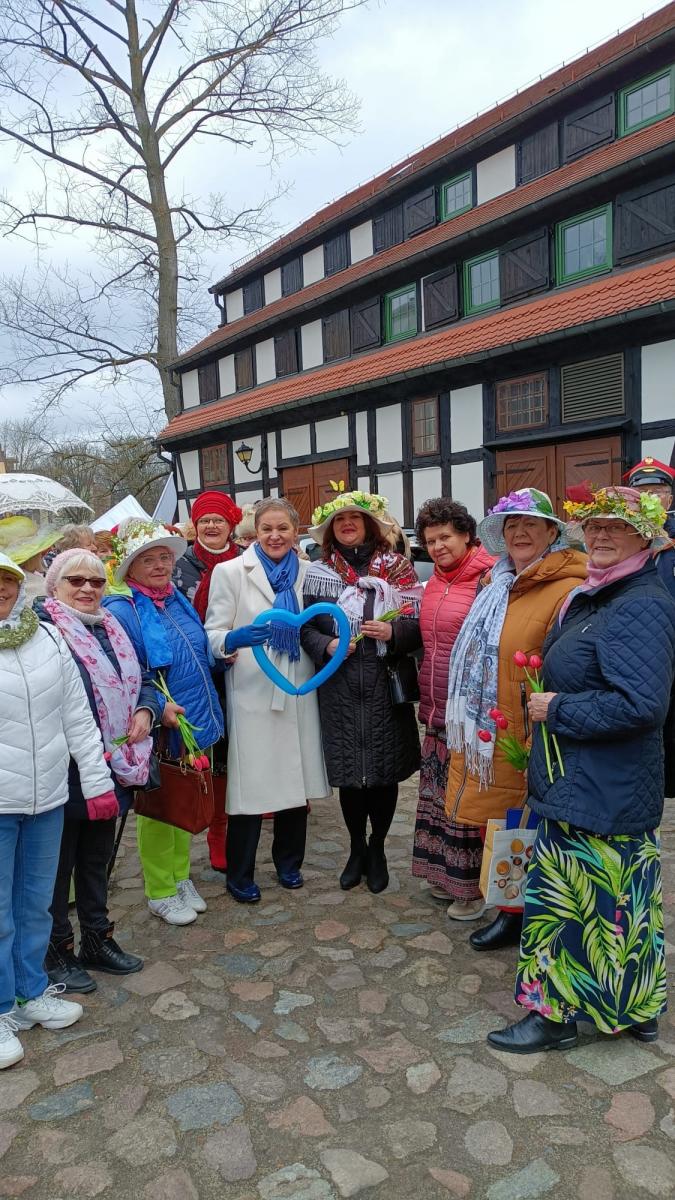 Seniorzy z Domu Sąsiedzkiego powitali wiosnę na Bulwarach