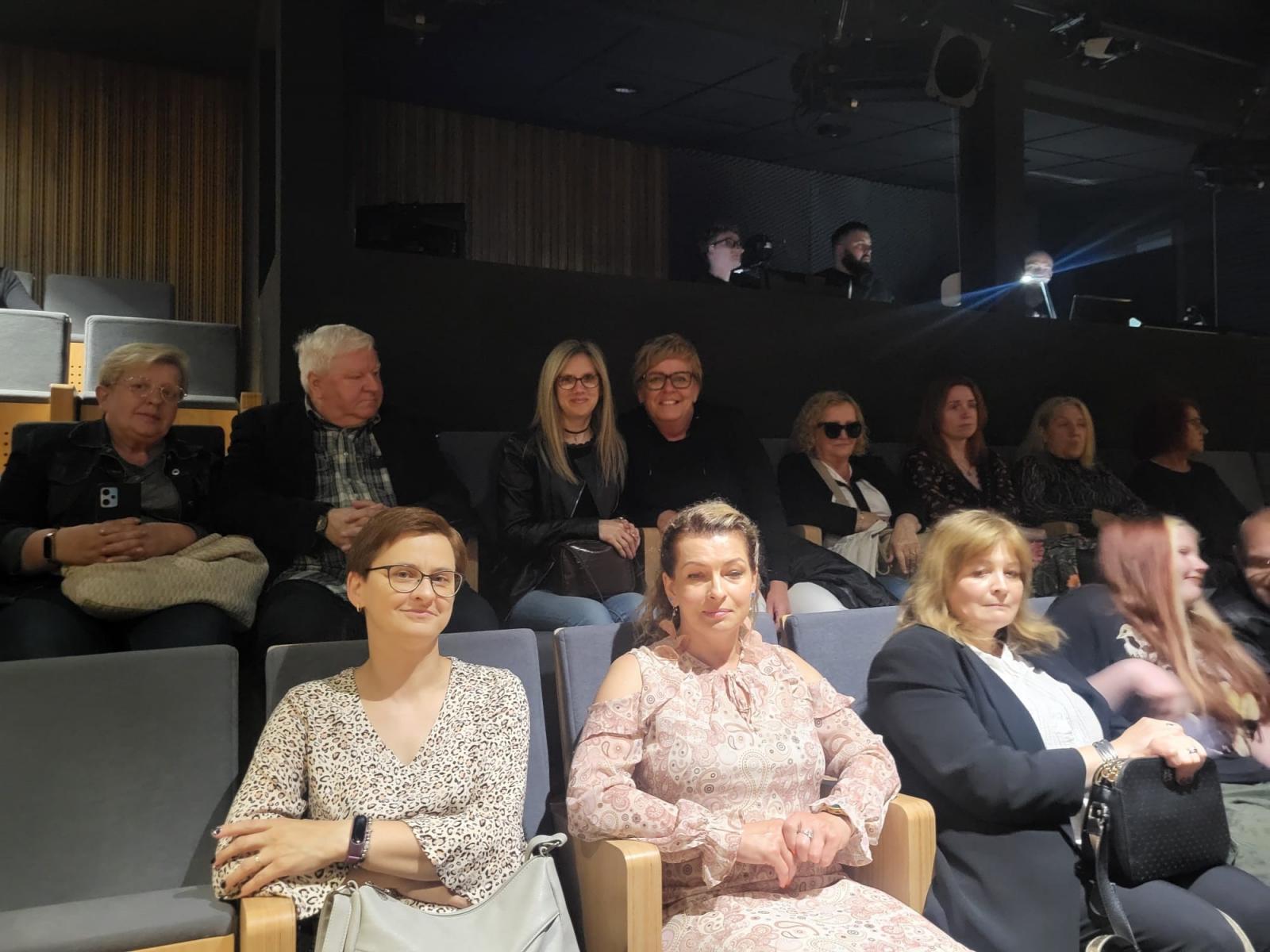 Wyjście asystentów i osób z niepełnosprawnością do Nowego Teatru w Słupsku na spektakl „Sługa dwóch panów”